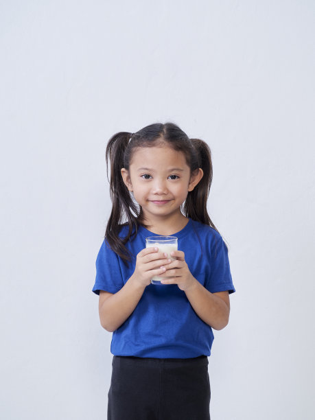 带着一杯牛奶的可爱小女孩图片下载