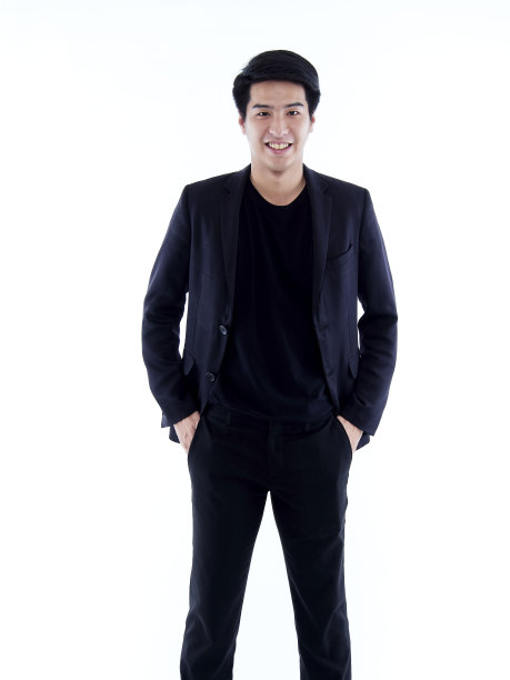 年轻商人在白色背景下摆姿势的肖像图片下载