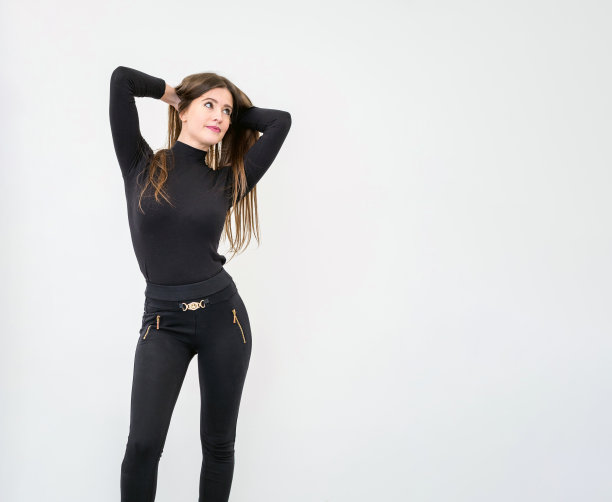 美丽的年轻女子站在白色的墙图片下载