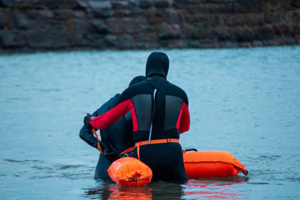 冷水游泳者穿着可充气的潜水衣图片下载