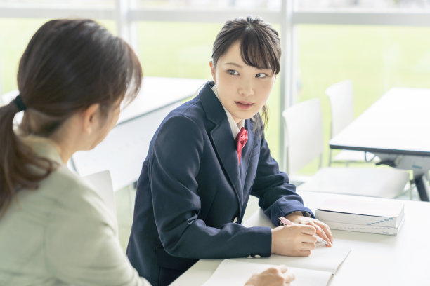 亚洲女高中学生和教师在课堂上。补习学校。预备学校。家庭教师。图片下载