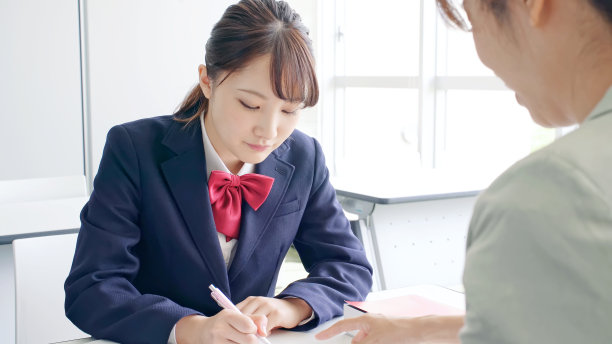 亚洲女高中学生和教师在课堂上。补习学校。预备学校。家庭教师。图片下载