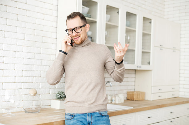 英俊的商人在讲手机图片下载