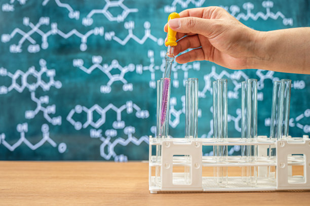 具有黑板背景的各种化学配方的实验室玻璃器皿。图片下载