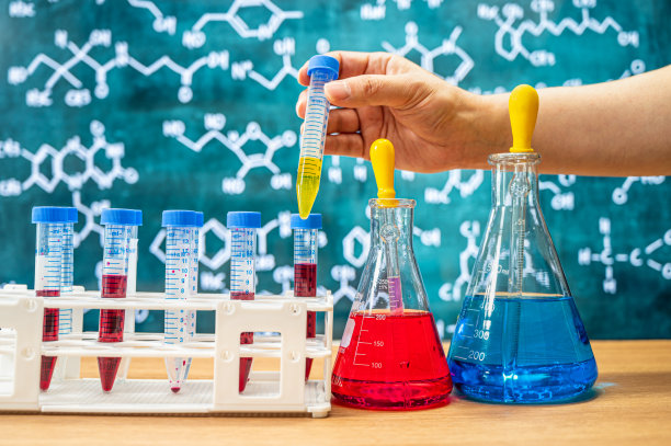 具有黑板背景的各种化学配方的实验室玻璃器皿。图片下载