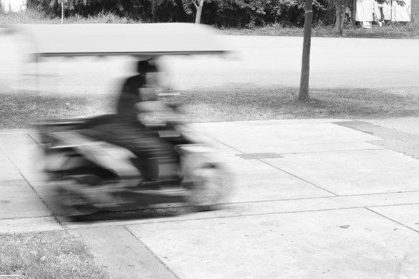 人在自行车抽象美丽的黑白背景单色图片图片下载