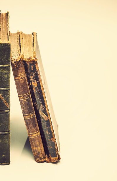 旧皮革封面书在白色的背景图片下载