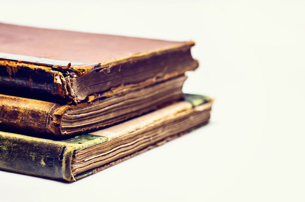 旧皮革封面书在白色的背景图片下载