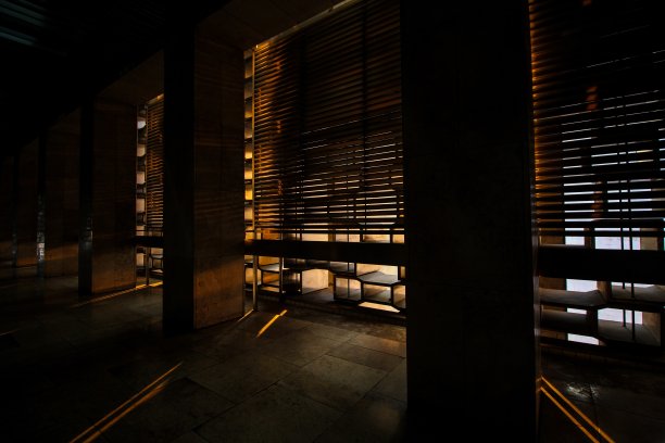 用阳光装饰窗户。现代建筑和伊斯兰建筑风格。图片下载