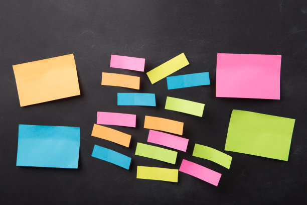 贴在空白的黑板上图片下载