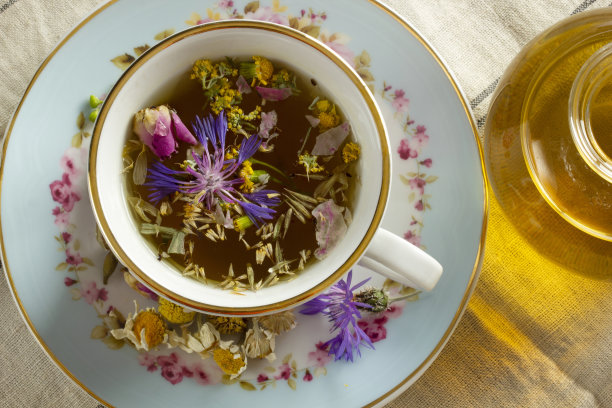 由各种花制成的花草茶图片下载
