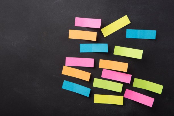 贴在空白的黑板上图片下载