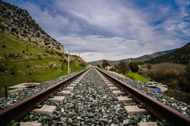 在农村，铁路通向天空图片下载