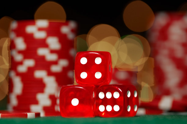 三个红色骰子在模糊的散焦背景图片下载