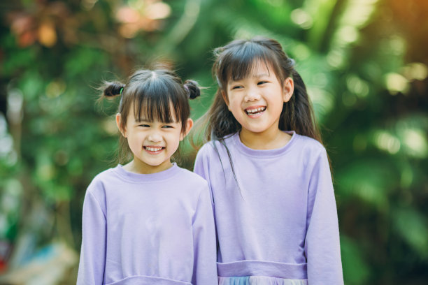 快乐的孩子们的肖像，脸上充满了享受的情绪。姐妹和家庭纽带中的爱的概念。图片下载