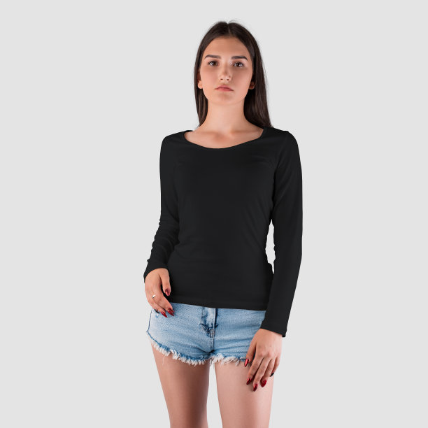 一个黑人妇女的长袖运动衫的模型为一个女孩的白人外表在短短裤，衣服为设计展示。图片下载