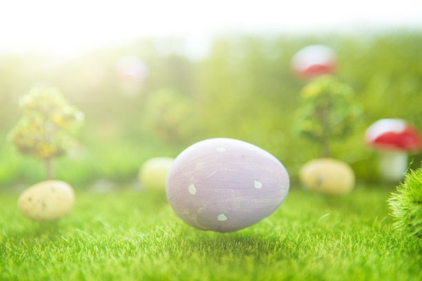 复活节彩蛋在绿色的草地上。童话故事图片下载