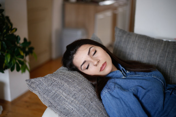 沉睡的女人。库存照片微笑，家庭内部，房子图片下载