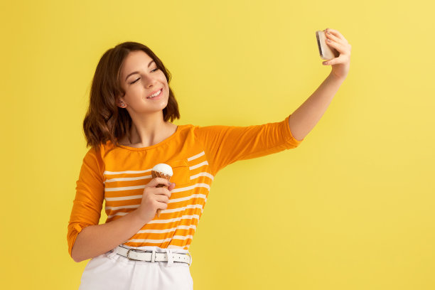 拿着香草冰淇淋自拍的女人图片下载