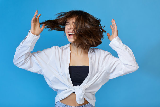 穿着白衬衫的漂亮年轻女子图片下载