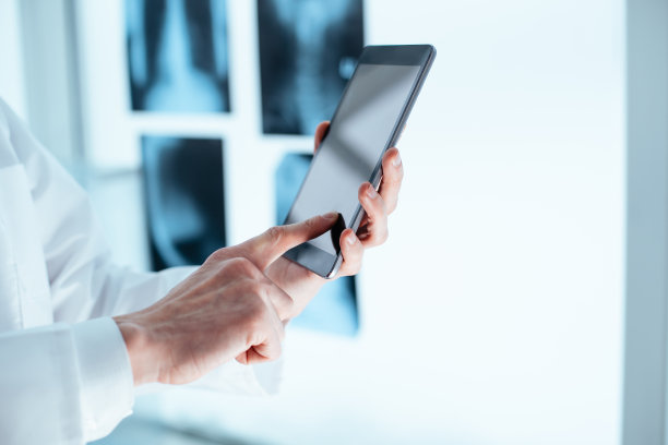 经验丰富的医生使用数字平板电脑来完善数据图片下载