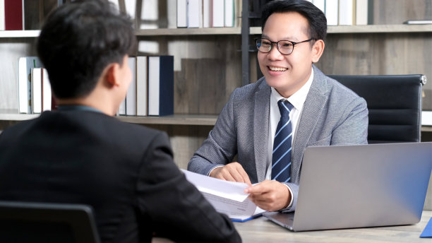 亚洲人在办公室面试工作背景，求职，经营理念图片下载