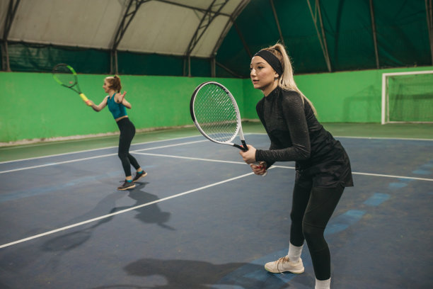 一个年轻女孩在打网球图片下载