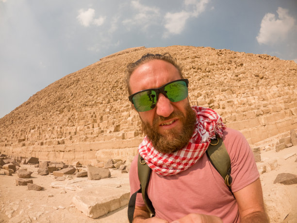 男人在埃及金字塔前自拍，做鬼脸图片下载