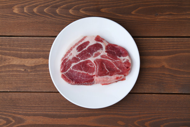 生猪肉孤立在木桌上图片下载