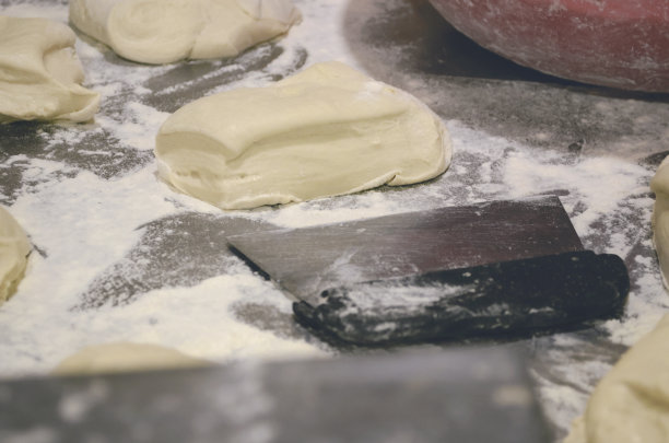 在桌子上烤生面团图片下载