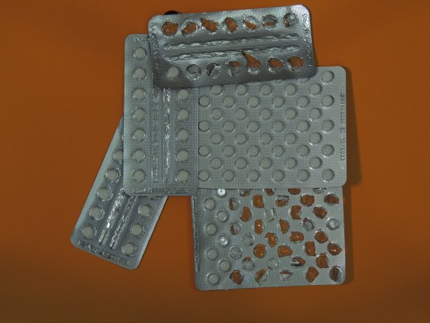 药片和抗生素的包装是白色的，背景是黄色的。宏。抗生素。新型冠状病毒肺炎图片下载