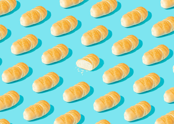 真实的生活烘焙模式的新鲜自制的cryspy面包在柔和的蓝色背景。图片下载