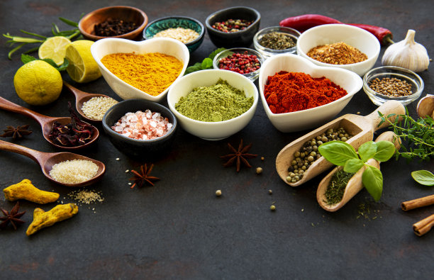 各种香料在一个碗上黑色图片下载