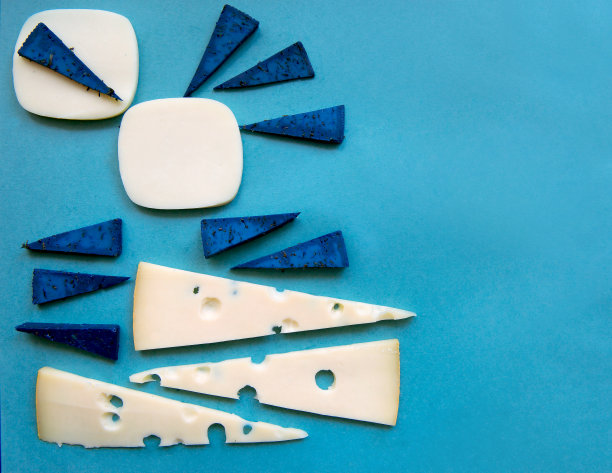 高端奶酪切片，咖啡厅餐厅非标广告，顶级奶酪制作。食物摄影的新奇性。空的广告空间。对比与现代风格图片下载