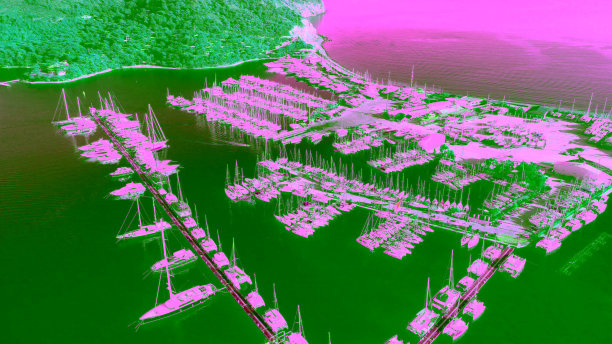 帆船在海上码头抛锚的航拍照片图片下载