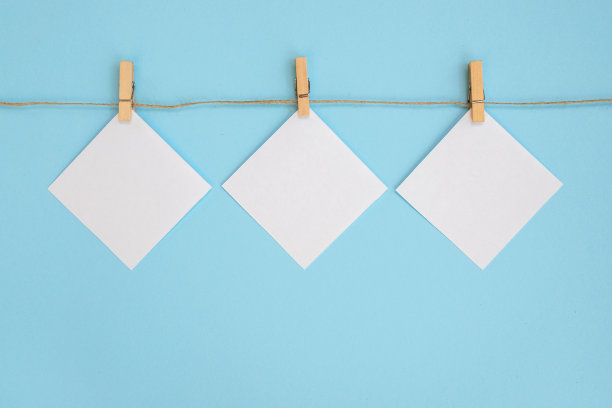 绳子与空的白纸框架，有空间的复制和衣夹在蓝色的背景图片下载