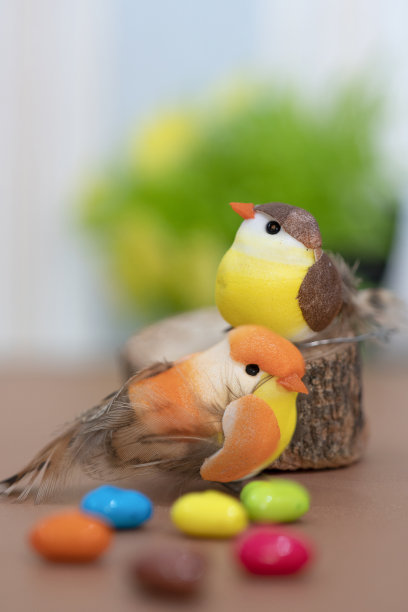 一只棕色的玩具鸟在一块木头上，还有一只橙色的图片下载