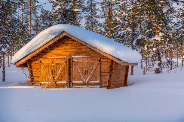 古老的森林木屋在冬季仙境风景图片下载