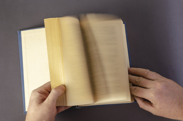 在灰色背景上手动翻页的模糊运动。图片下载