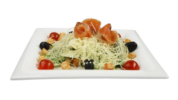 三文鱼凯撒沙拉在白色的方形盘子孤立在白色的背景图片下载