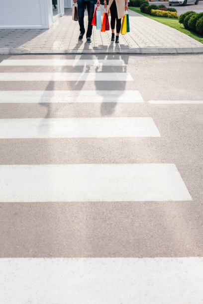 日落时行人过马路图片下载