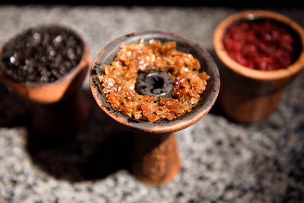 水烟的粘土碗和制作水烟的配件。图片下载