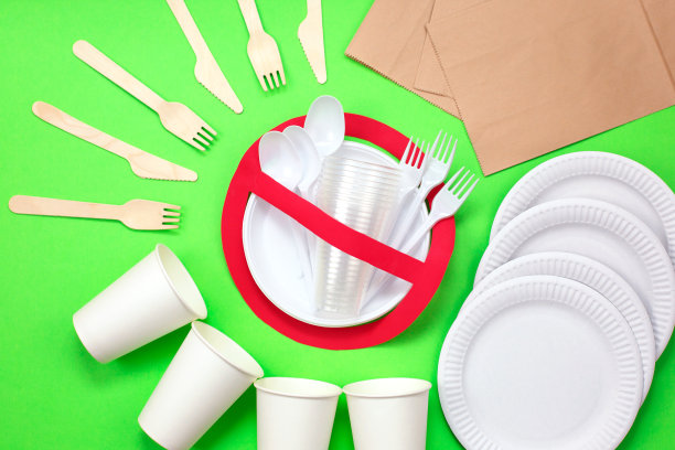 禁止使用红色标志和绿色背景的塑料盘子。环境的概念。图片下载