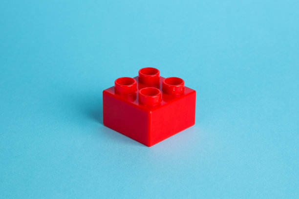 红色背景上的塑料积木图片下载