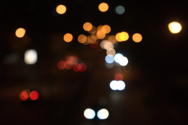 散焦圆形几何抽象背景。城市夜光散景复古风格。色彩鲜艳的模糊。图片下载