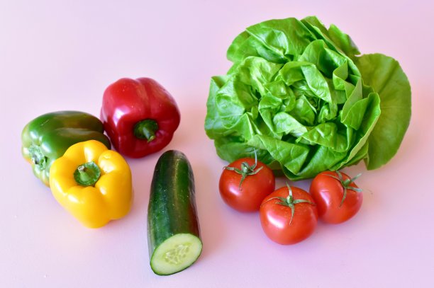 地中海饮食成分制作健康新鲜的鸡肉沙拉。照片概念，食物背景，拷贝空间，平铺图片下载