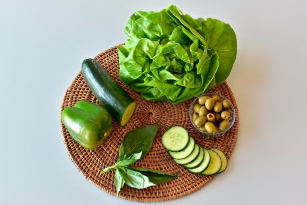 地中海饮食成分制作健康新鲜的鸡肉沙拉。照片概念，食物背景，拷贝空间，平铺图片下载