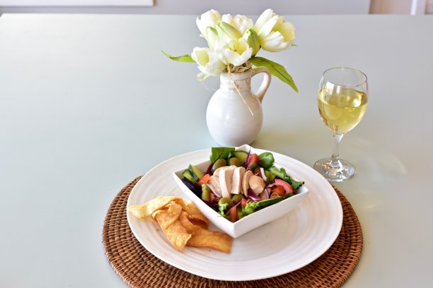 新鲜准备的鸡肉沙拉为健康的午餐或晚餐，照片概念食物，背景，拷贝空间图片下载