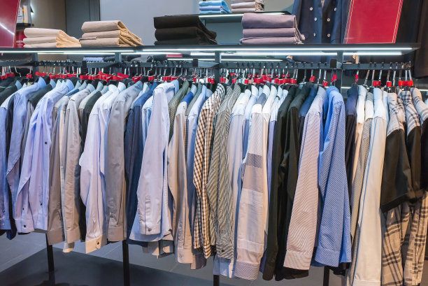 店里的衣服。购物中心里放衣服的架子。图片下载