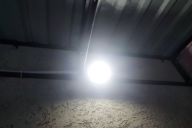 大楼墙上的路灯图片下载